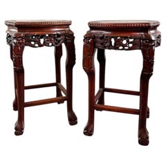 Juego de dos mesitas chinas con pedestal, de madera tallada y mármol, del siglo XX