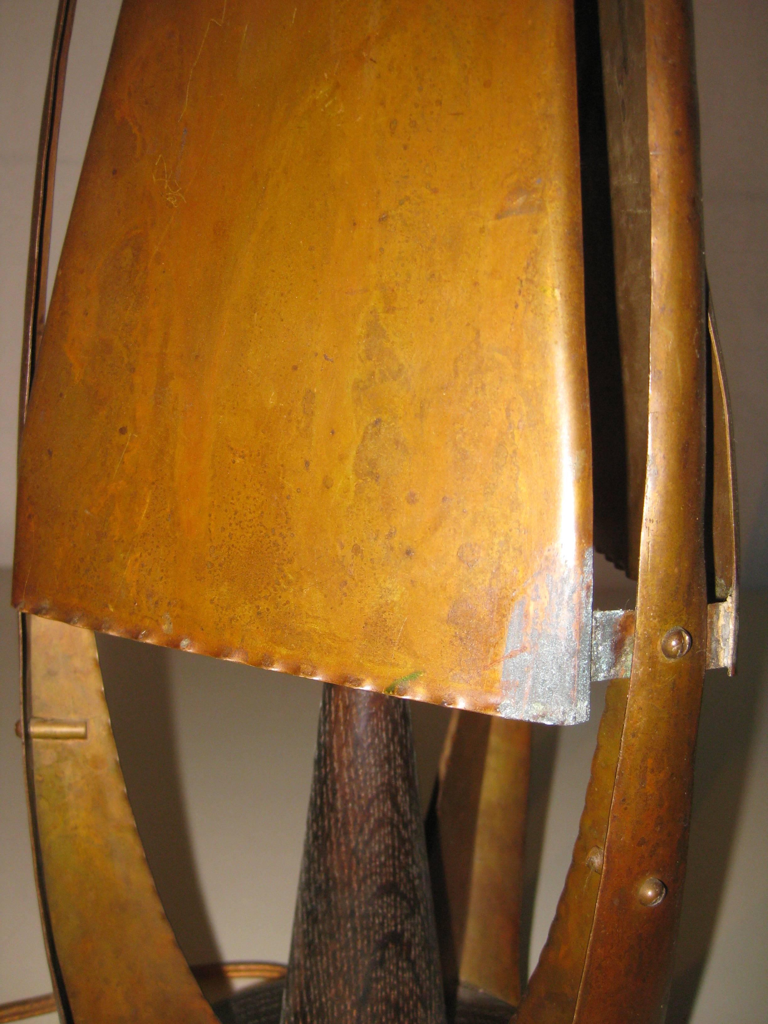 Cette belle lampe est de la période de l'école d'Amsterdamse, néerlandaise, vers 1920.
Il a été produit par la célèbre société Metz&Co. On peut le voir comme une base de bateau en bois avec une voile dessus.
En état de marche.
Bois foncé, belle