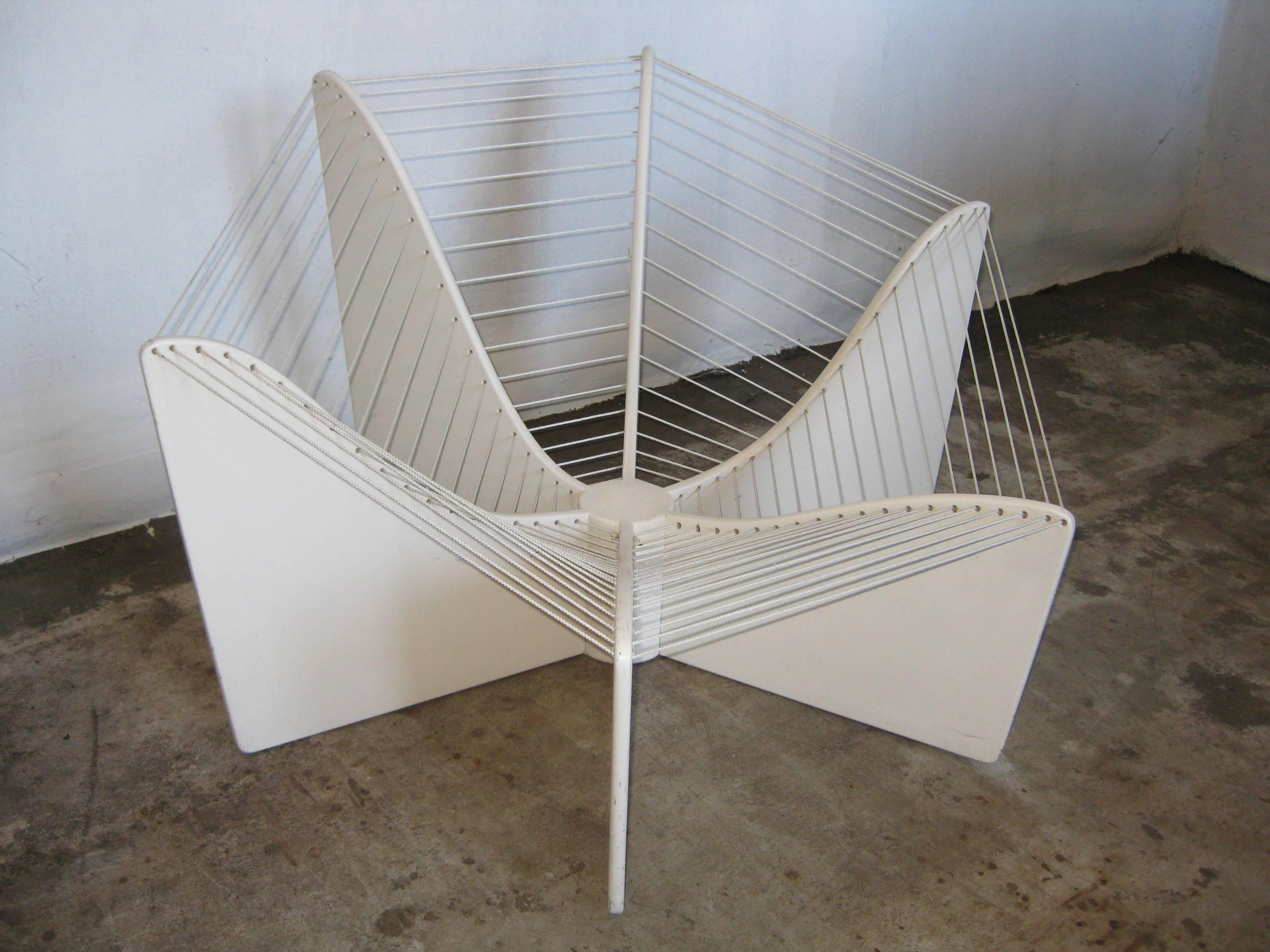 For sale: a special piece of design furniture from Pierre Paulin designed for Artifort,the Netherlands. The chair is known as the spider, model 678.A piece that can not be missed in your collection.
The chair is made from plywood and has a wire