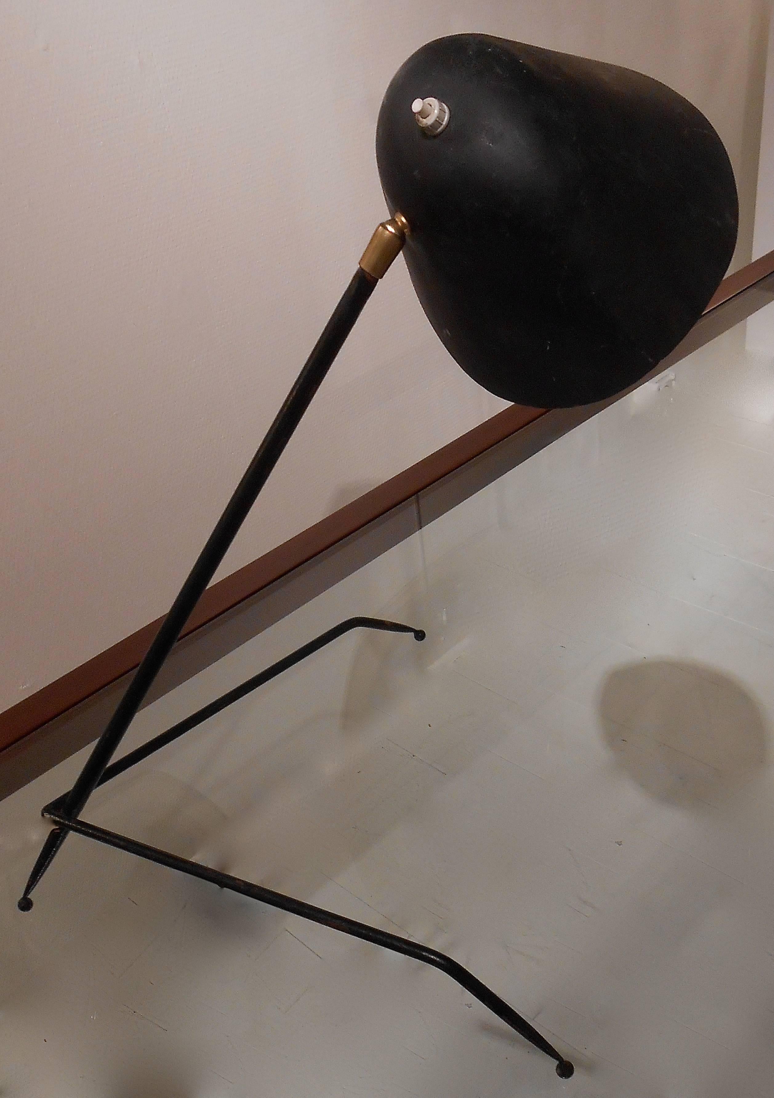 Tripod desk lamp by Serge Mouille.
Good vintage condition.
Rotative head, black paint finish, white paint in the reflector.