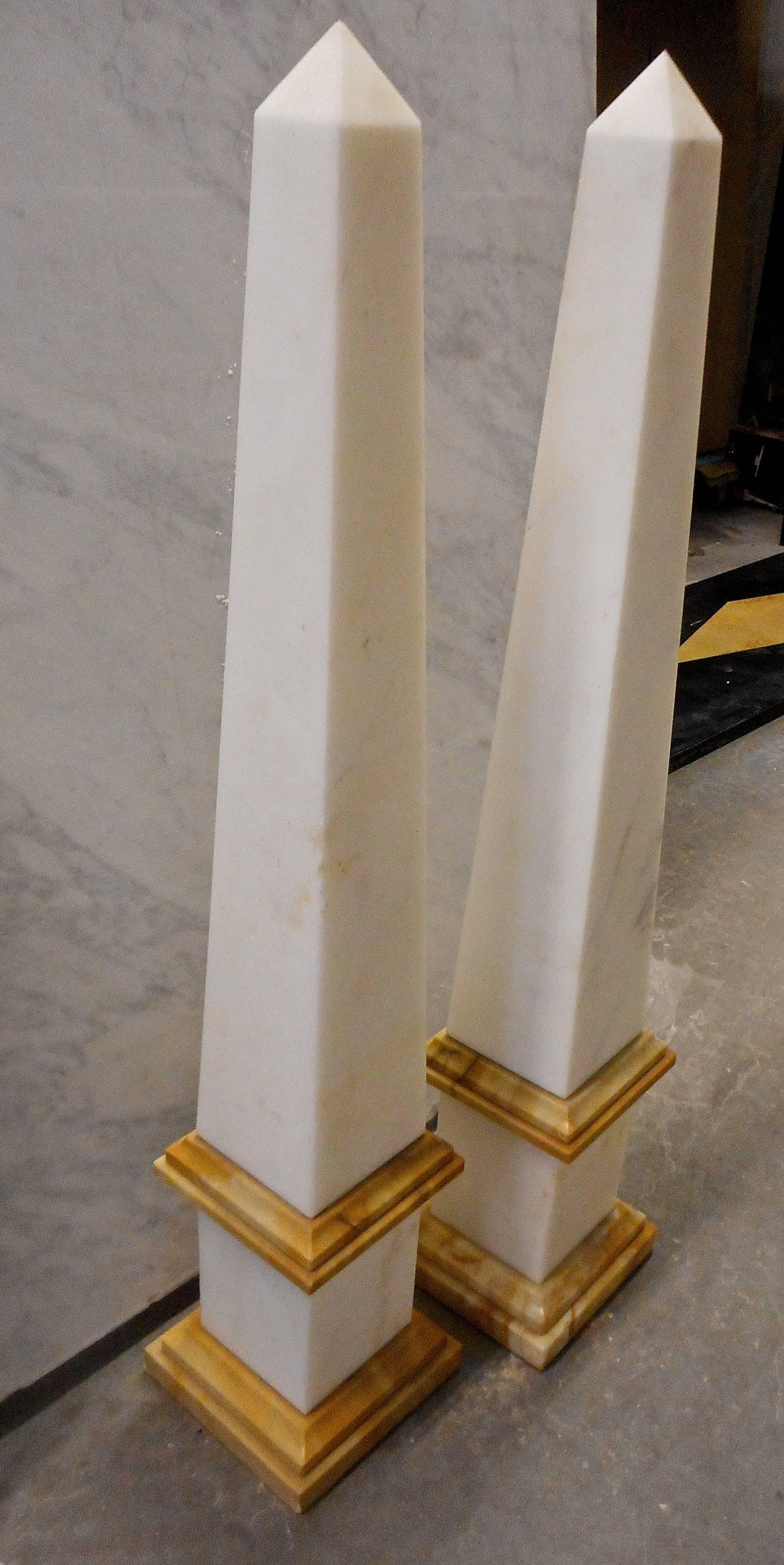 Important Two-Tone 70's Marble Obelisks In Excellent Condition In Brussels, BE