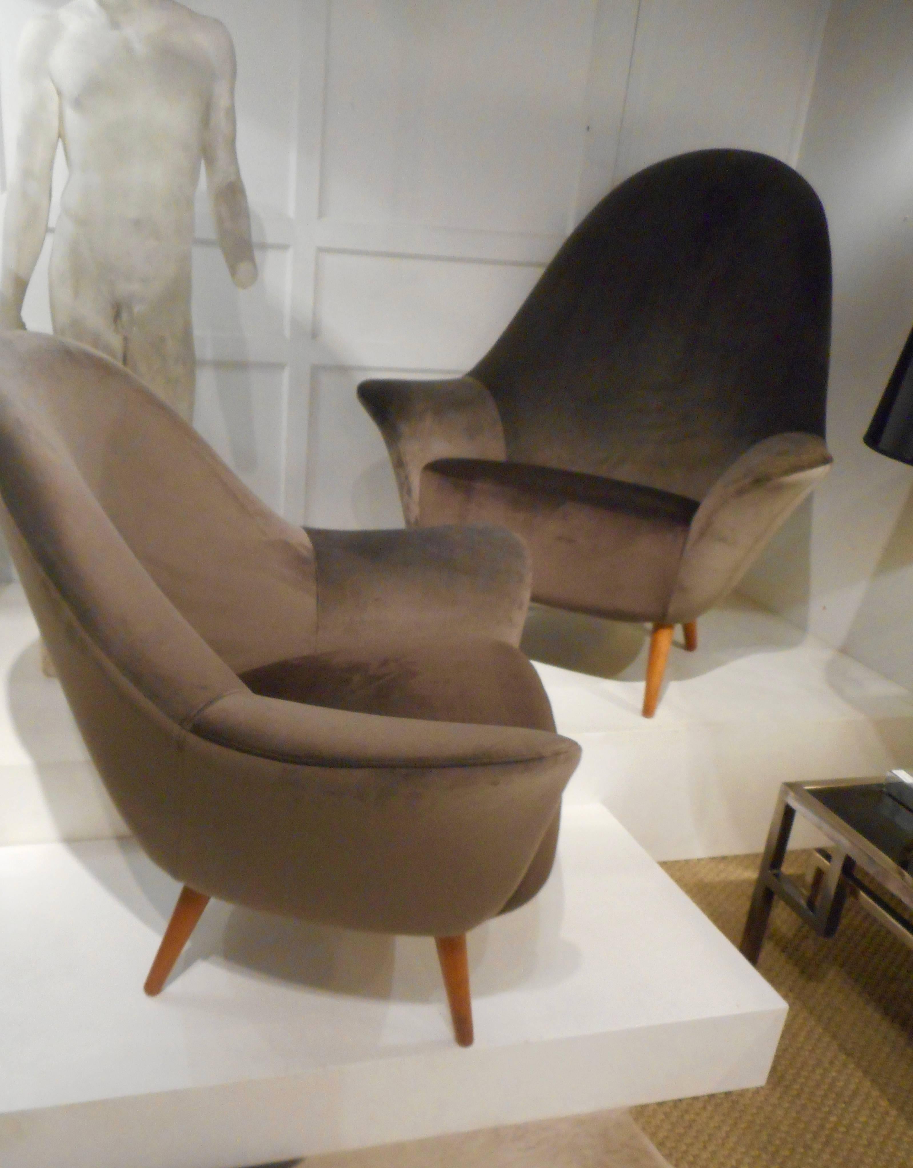 Newly covered with velvet ( 2tones: mink color and truffle for the seat)
Denmark, circa 1950.
Birch feet.