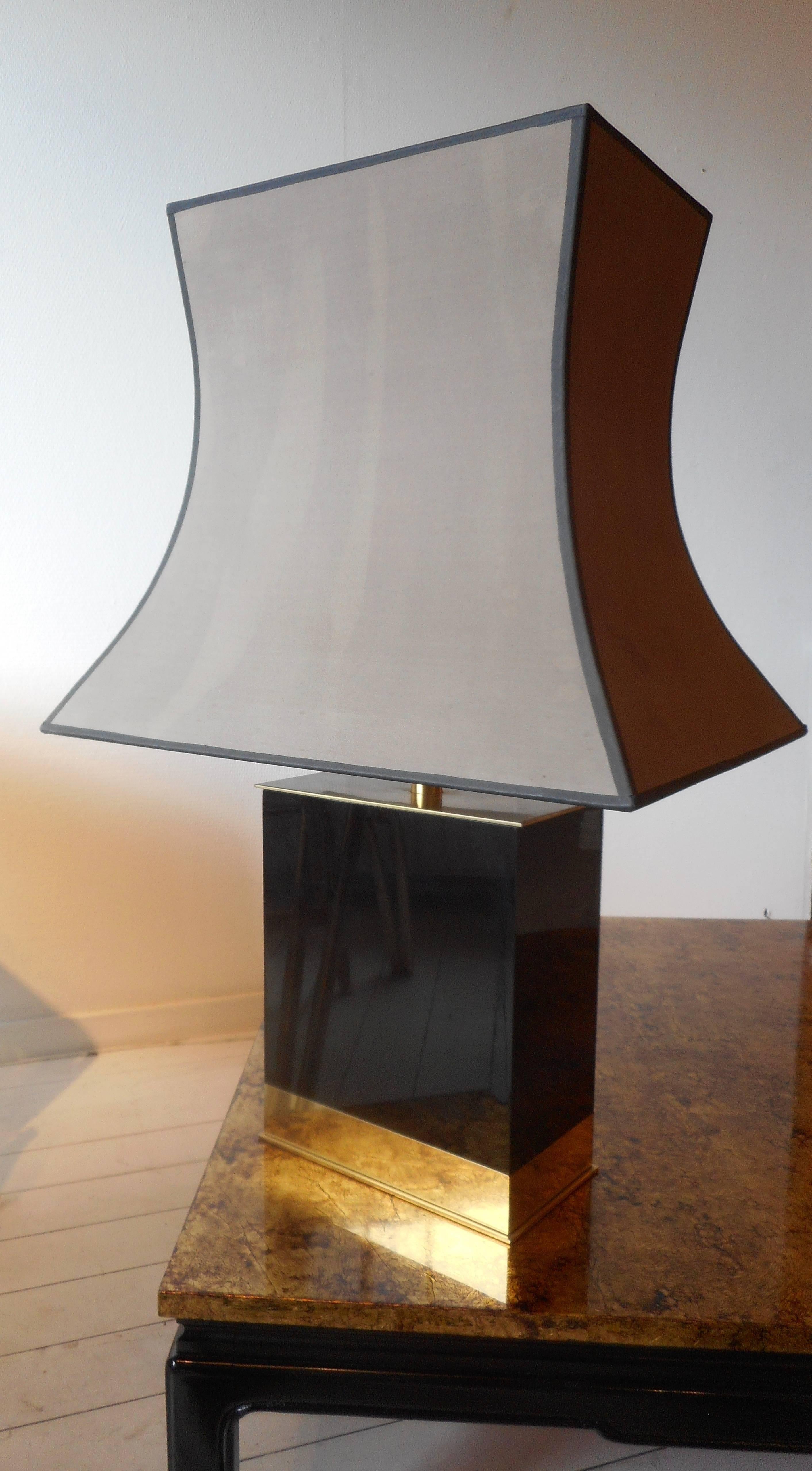 Black lacquer wood with brass accents.
One light, with his pagoda silk shade (gold interior),
circa 1970.