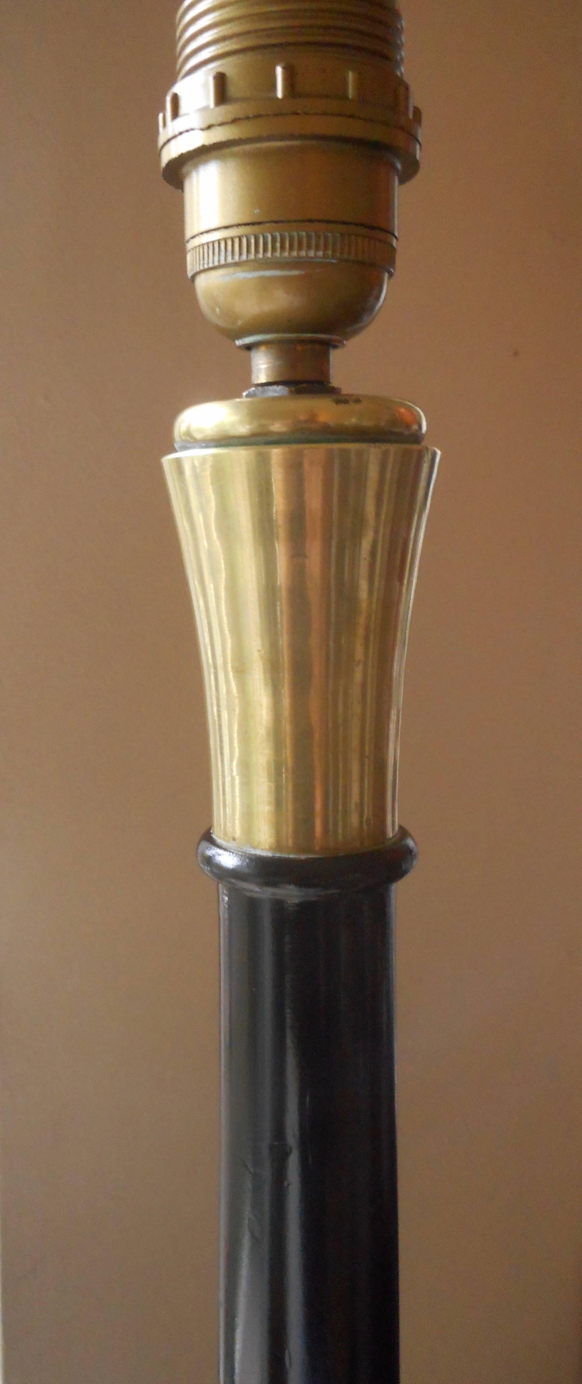 Back lacquered wood with gilt bronze accents.
Circular base with bronze rings.
One light,
circa 1930.
