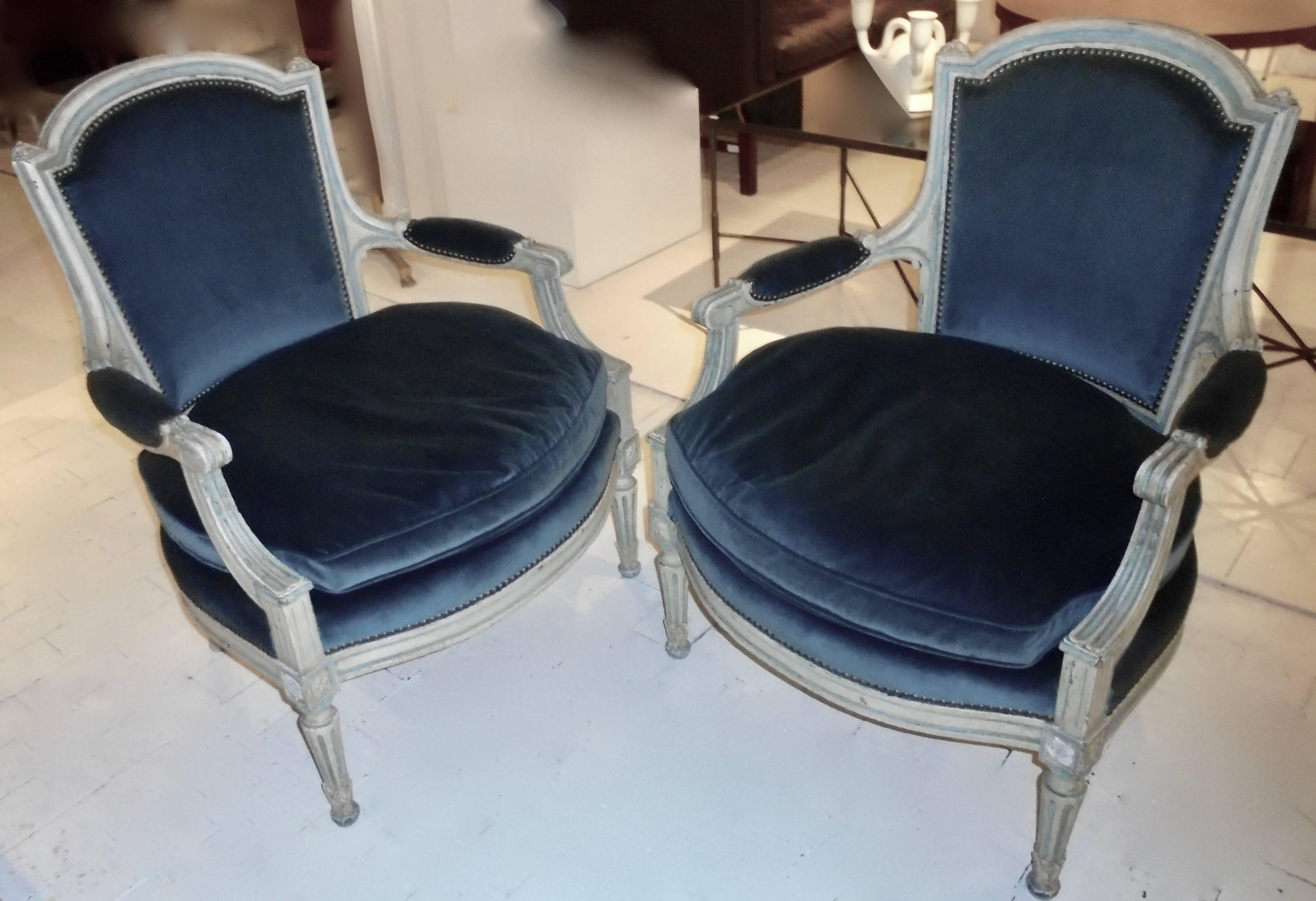 Stylish and comfortable pair of classical armchairs by Jansen.
Original blue velvet upholstery (feather seat cushion).
Fine carving and polychrome,
circa 1950.