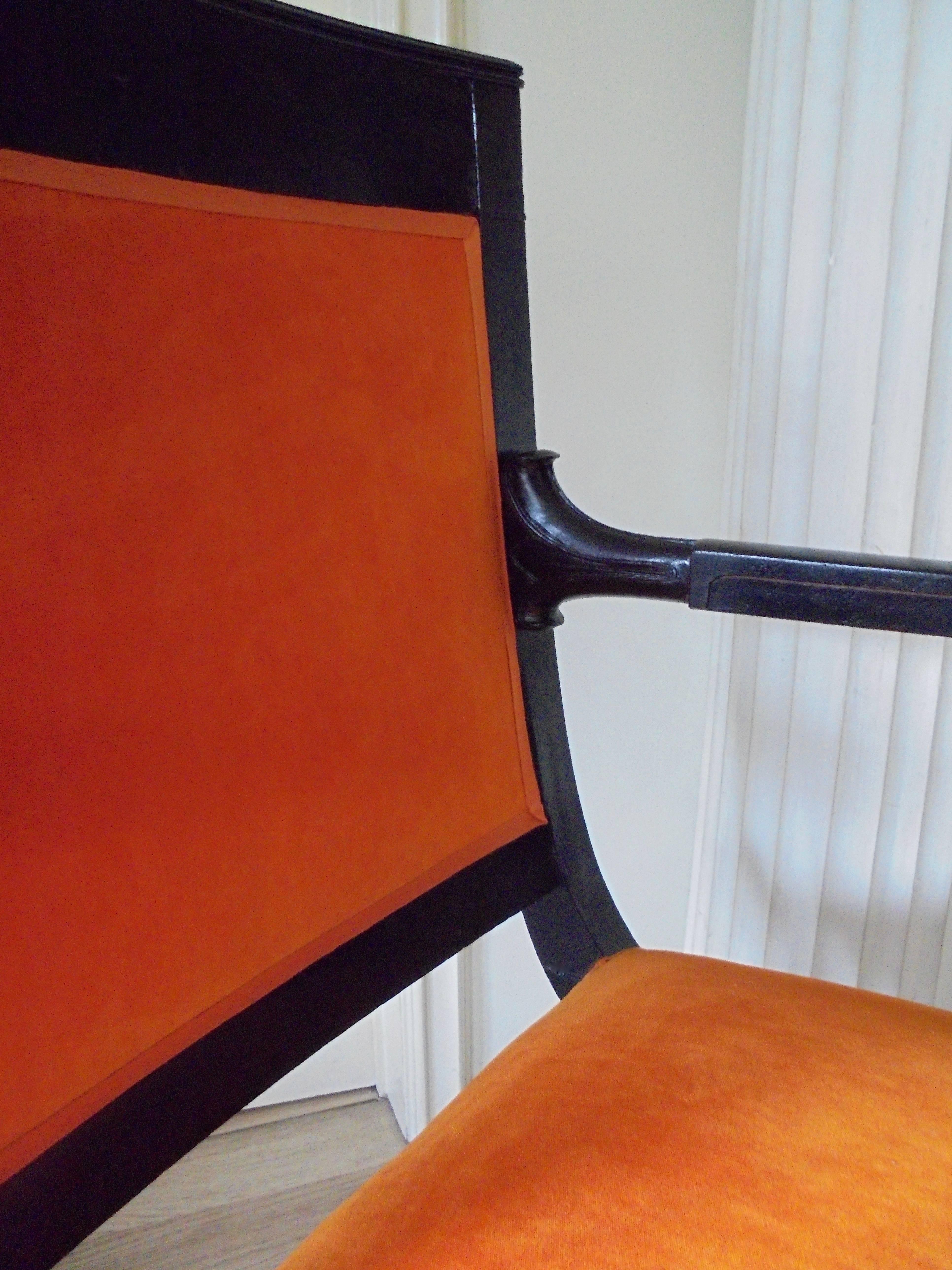 Elegant Black Lacquer and Orange Velvet Klismos Armchair In Excellent Condition For Sale In Brussels, BE