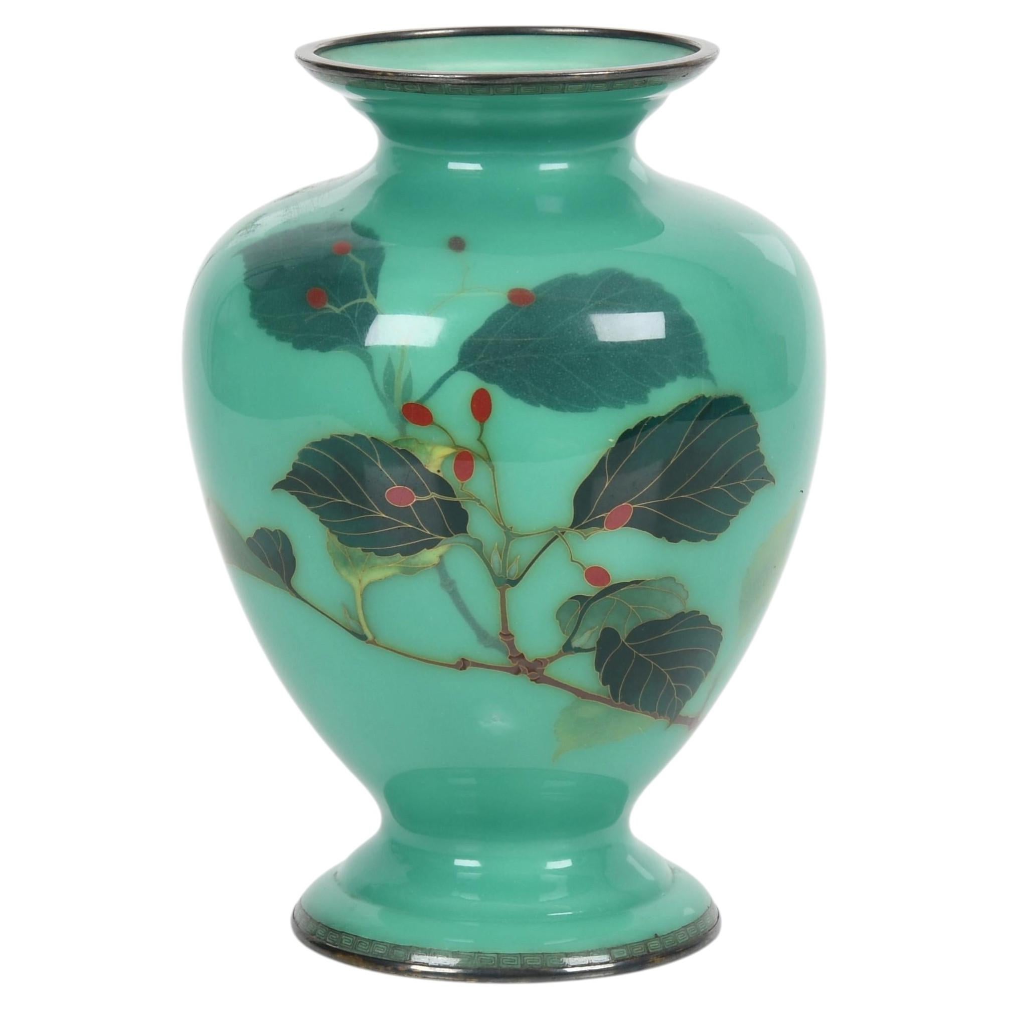 Vaso giapponese in smalto cloisonné con montatura in argento dell’era Taishō, opera di Ando, primi del XX secolo in vendita