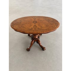 Table basse en noyer anglais, vers 1850, à plateau basculant