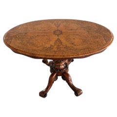 Table basse en noyer anglais, vers 1850, à plateau basculant