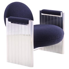 Sessel VOYAGER, Polsterung aus marineblauem Bouclé, Struktur aus hochglanzpoliertem Metall.