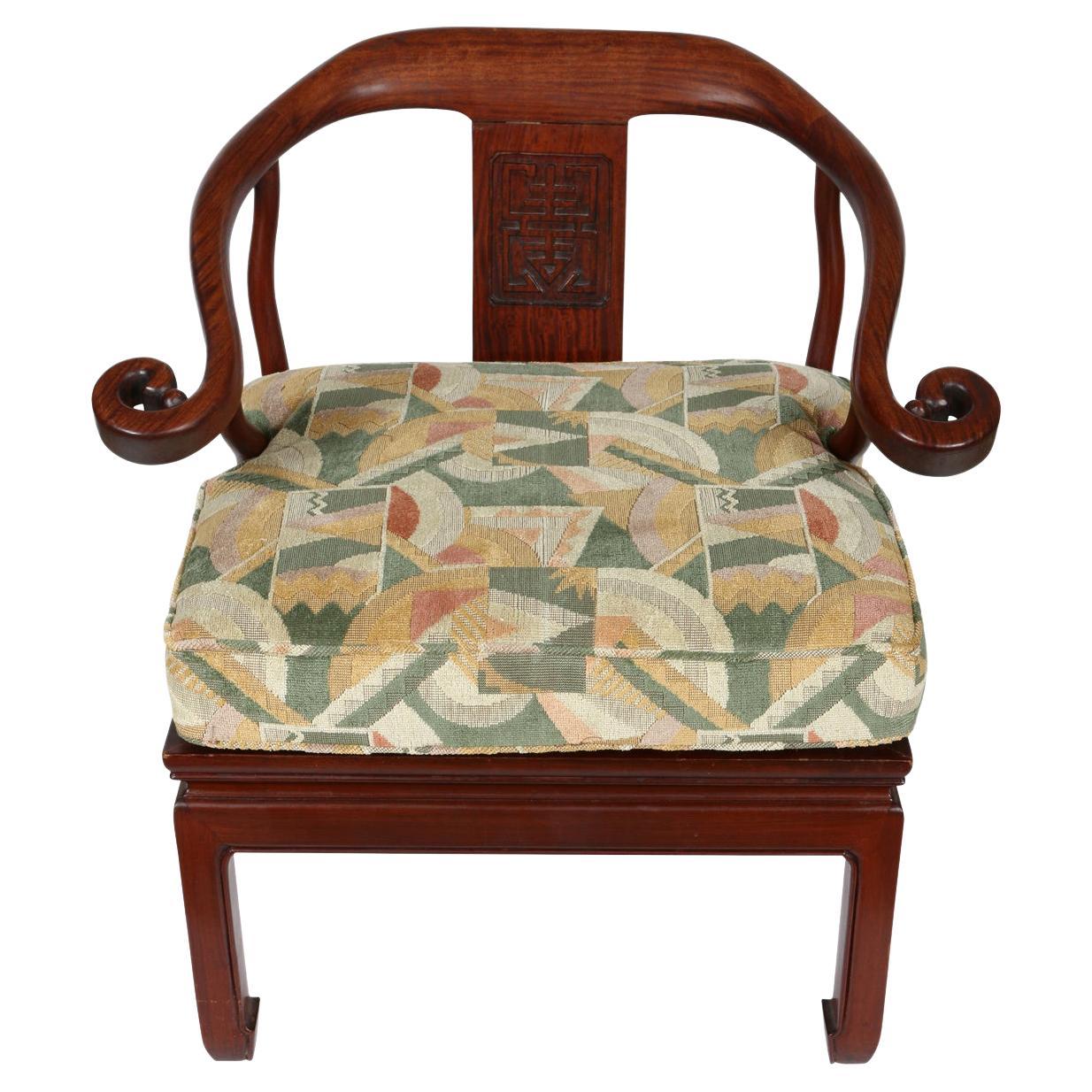 Presque une paire de chaises chinoises en bois de rose et fer à cheval