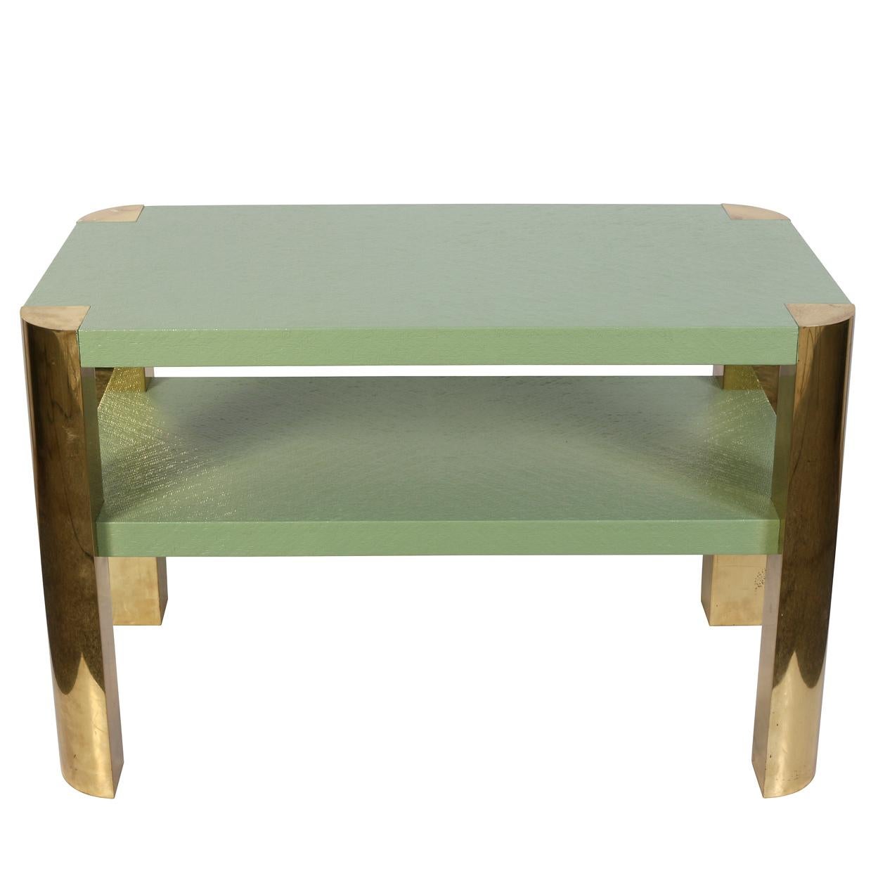 Peint à la main Table à deux niveaux de style Karl Springer, enveloppée de lin peint, avec fixations en laiton en vente
