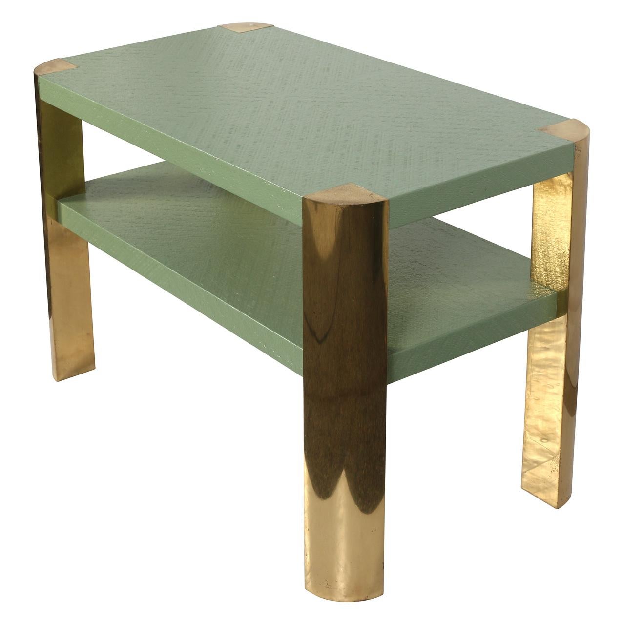 Une table à deux niveaux dans le style de Karl Springer, enveloppée de lin peint en vert pour une finition luxueuse et texturée. Évoquant le mélange de formes sculpturales et de matériaux raffinés propre à Springer, cette pièce sert magnifiquement