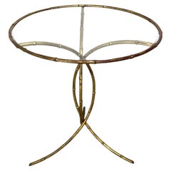 Table sur pied en métal doré imitation bambou avec plateau en verre