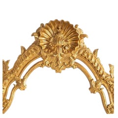 Espejo monumental con base en forma de arco, con escudo y molduras doradas