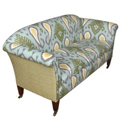 Vintage-Sessel im englischen Rollarm-Stil mit Polsterung in Blau und Grün im Ikat-Muster