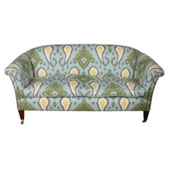 Vintage-Sessel im englischen Rollarm-Stil mit Polsterung in Blau und Grün im Ikat-Muster