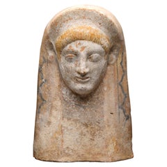 Protomo femminile in terracotta dell’antica Grecia, V secolo a.C.