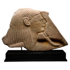 Altägyptisches Sandsteinrelief des Hapi, einer bärtigen Gottheit, aus dem Neuen Reich