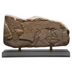 Altägyptisches Sandsteinrelief eines Pharaos mit Sbt-Opfergabe, 945 v. Chr.