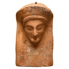 Protomo femenino de terracota de la Antigua Grecia, siglo V a. C.