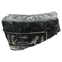 Fragmento de recipiente de granito egipcio con jeroglíficos tallados, XXVI dinastía