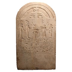 Gran estela egipcia de piedra caliza de punta redonda para INKU e ISIS-EN-EM-HET