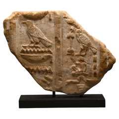 Relief aus ägyptischem Sandstein mit Hieroglyphen, kuschitische Zeit, 25. Dynastie