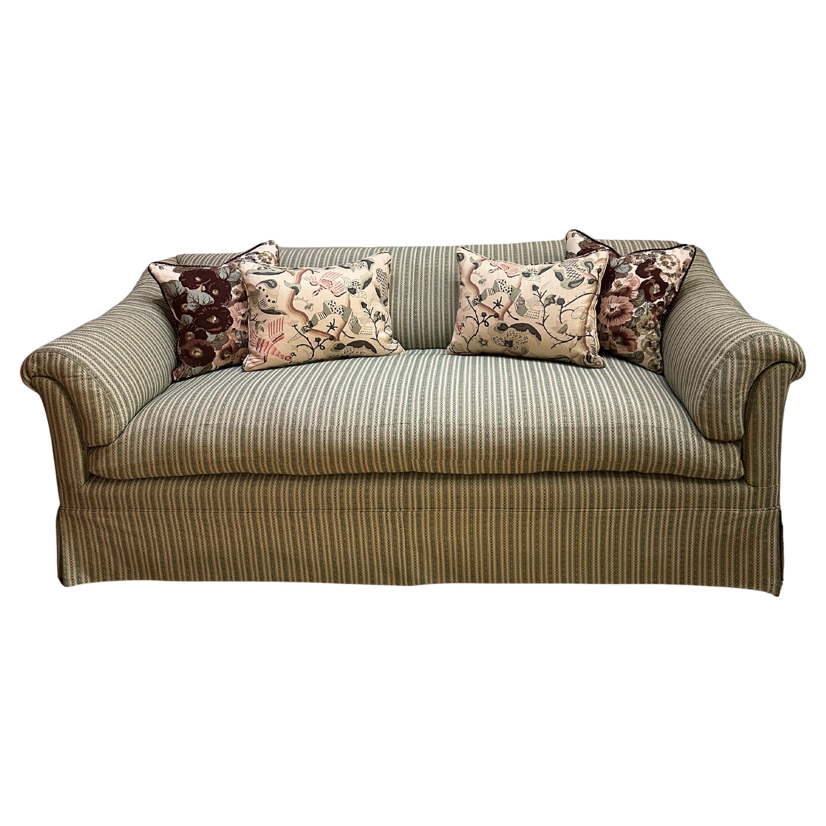 Sofá Portarlington al estilo de Howard and Sons, tapizado en Susan Deliss