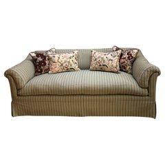 Sofá Portarlington al estilo de Howard and Sons, tapizado en Susan Deliss Sofá Portarlington al estilo de Howard and Sons, tapizado en Susan Deliss