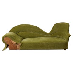 'Atelier A' 1860s Francés Napoleón III Doble Cuchara Seducción Chaise en Terciopelo Musgo