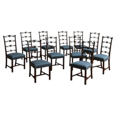 Conjunto de doce sillas de comedor georgianas Chippendale de caoba tallada con respaldo de escalera
