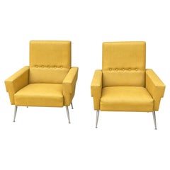 Coppia di poltrone da salotto italiane degli anni ’60, in stile Mid-Century, rivestite in similpelle ocra originale