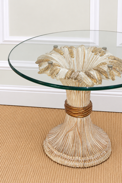 Tavolino italiano della metà del secolo scorso in legno intagliato e dorato a forma di fascio di grano, con piano in vetro