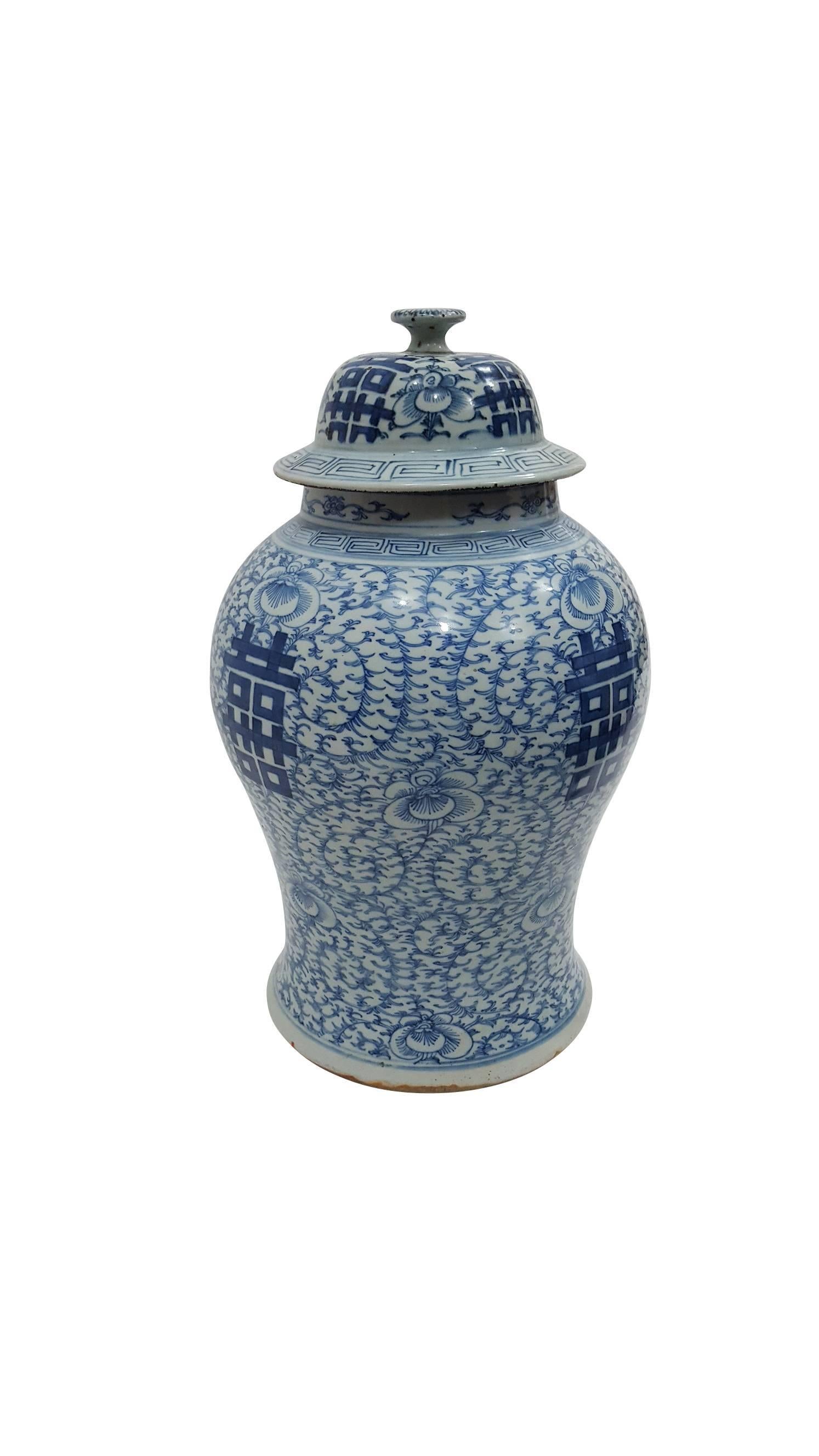 Gorgeous 19th century Chinese porcelain pot.