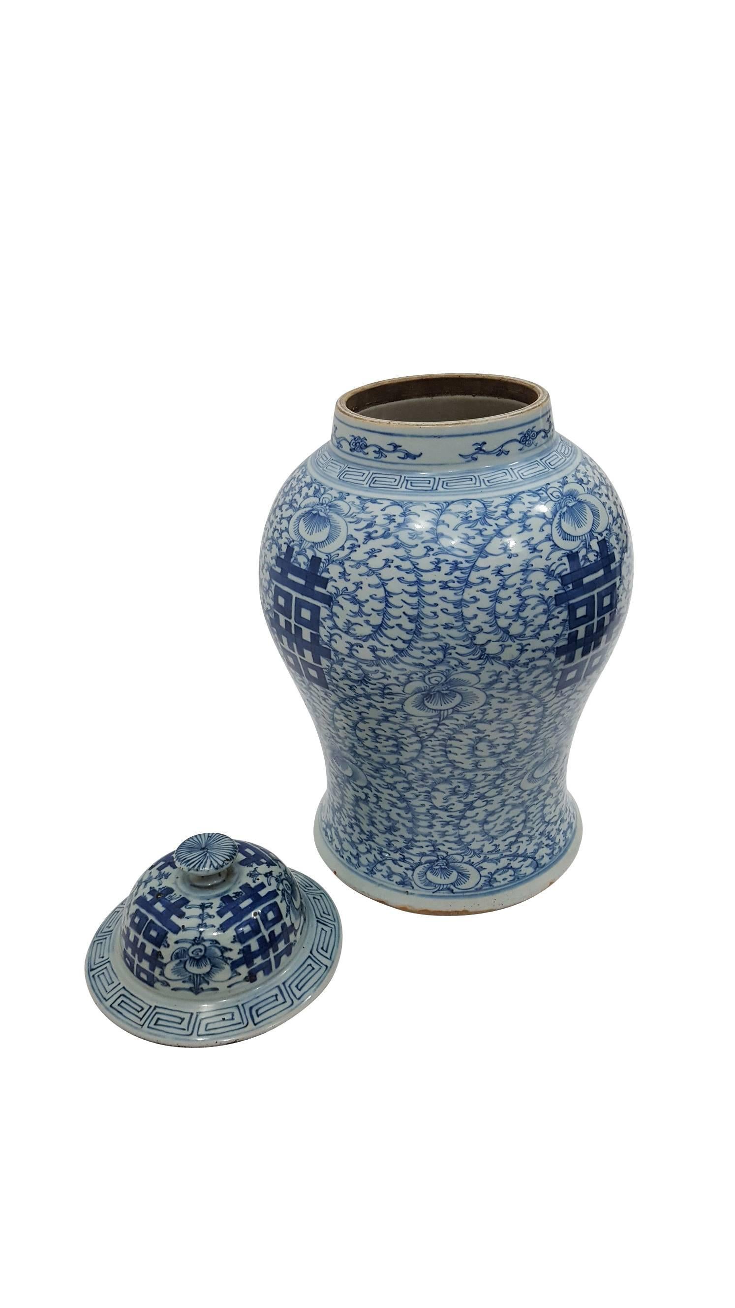 Chinese Export 19th Century Chinese Porcelain Pot For Sale