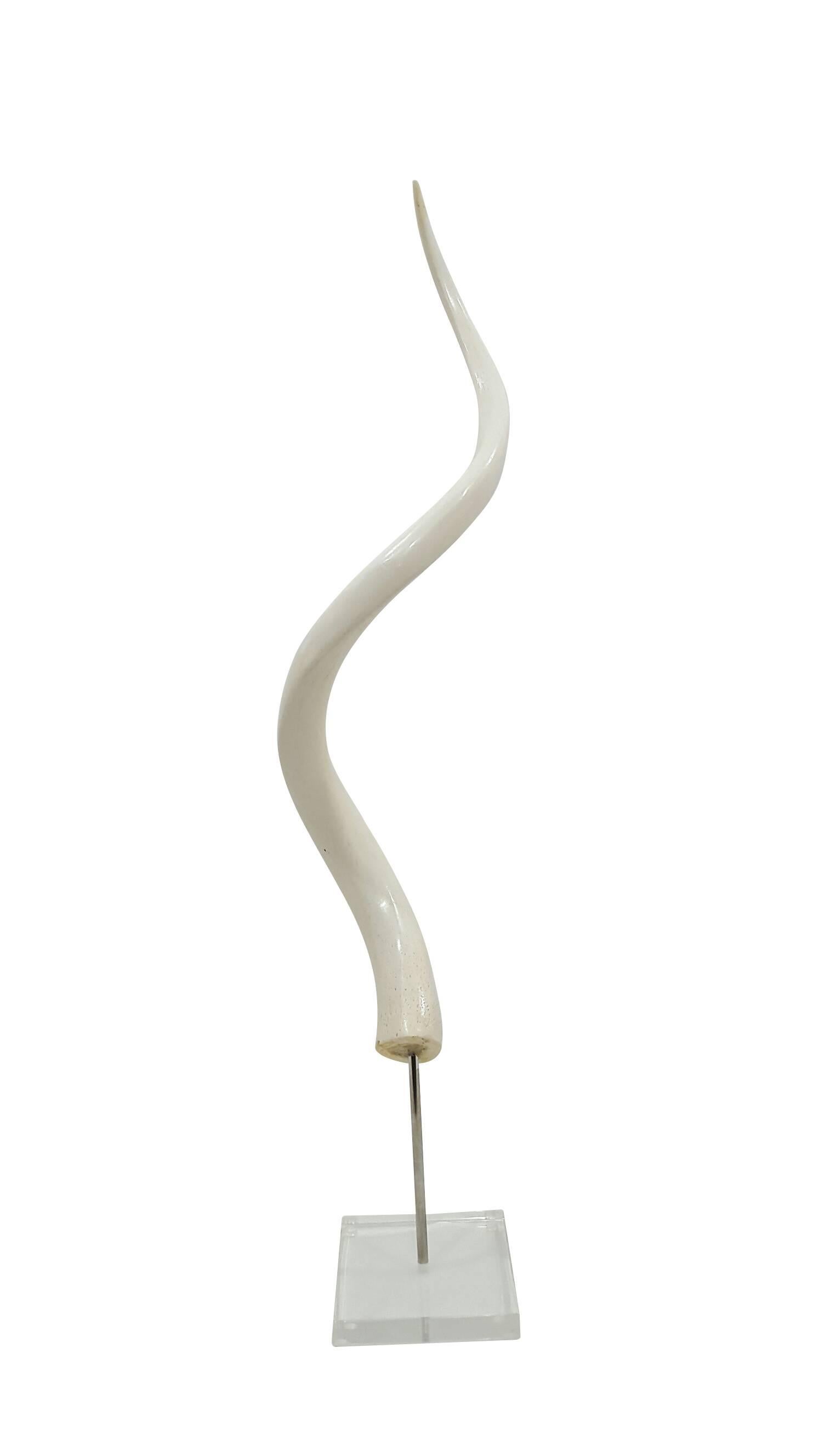 Beautiful kudu horn on acrylic stand white
Dimensions: Stand 5" x 5" , total height 33".
Color & Size vary