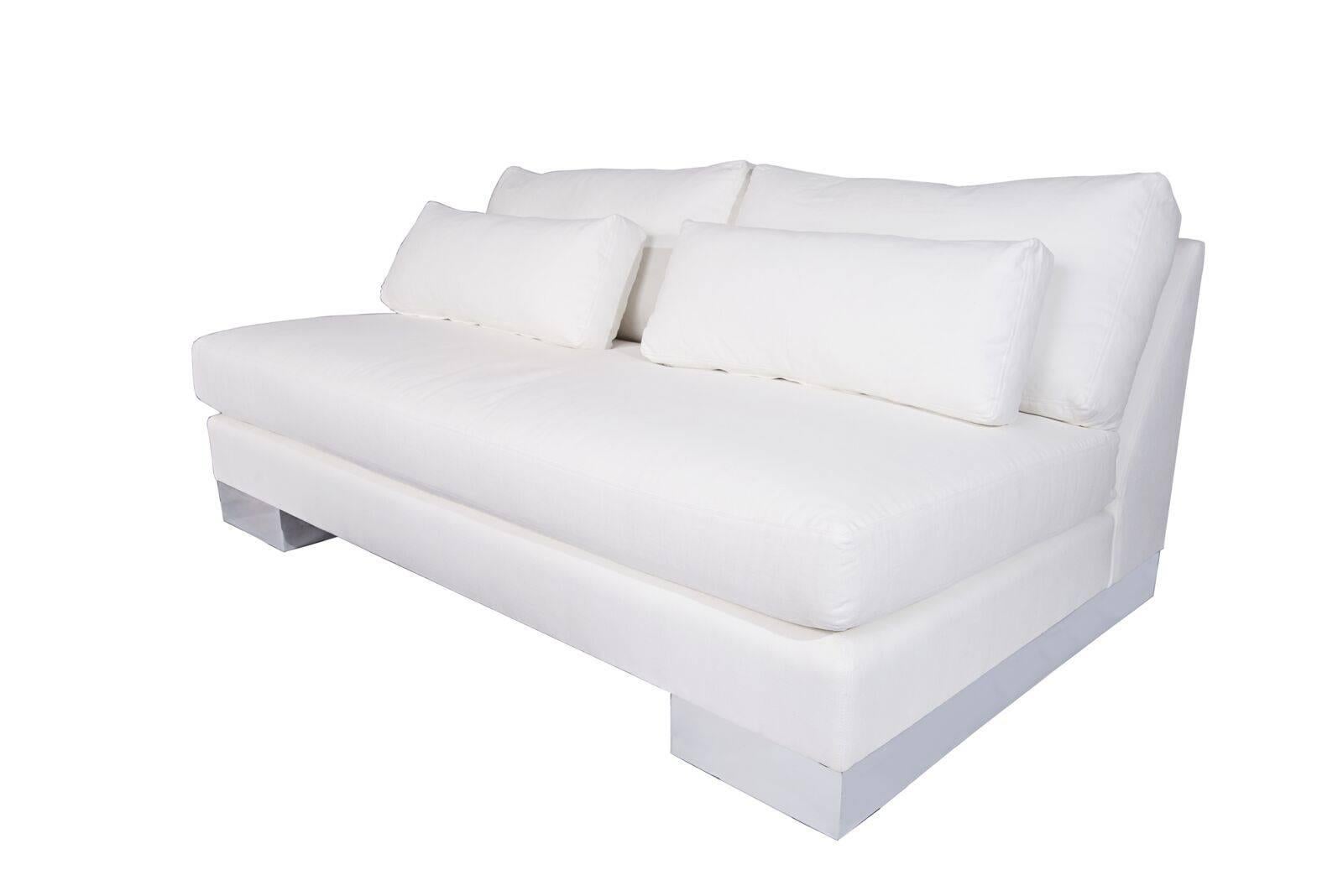 Beautiful MD10 sofa
with polished stainless steel legs
Fabric: Caleido / Color: 10995.