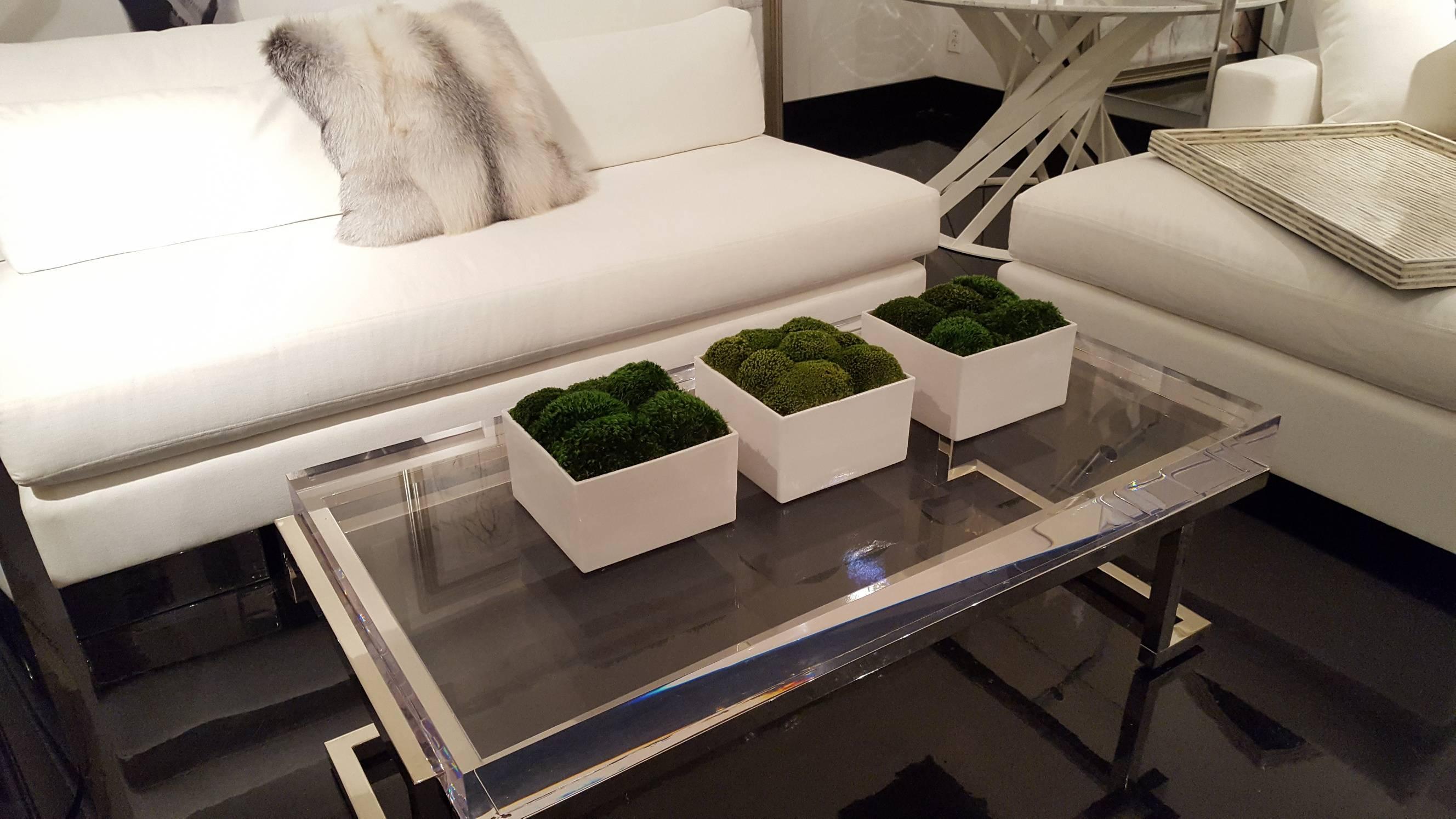 Botanical in Glossy White Square Planter In Excellent Condition For Sale In New York, NY