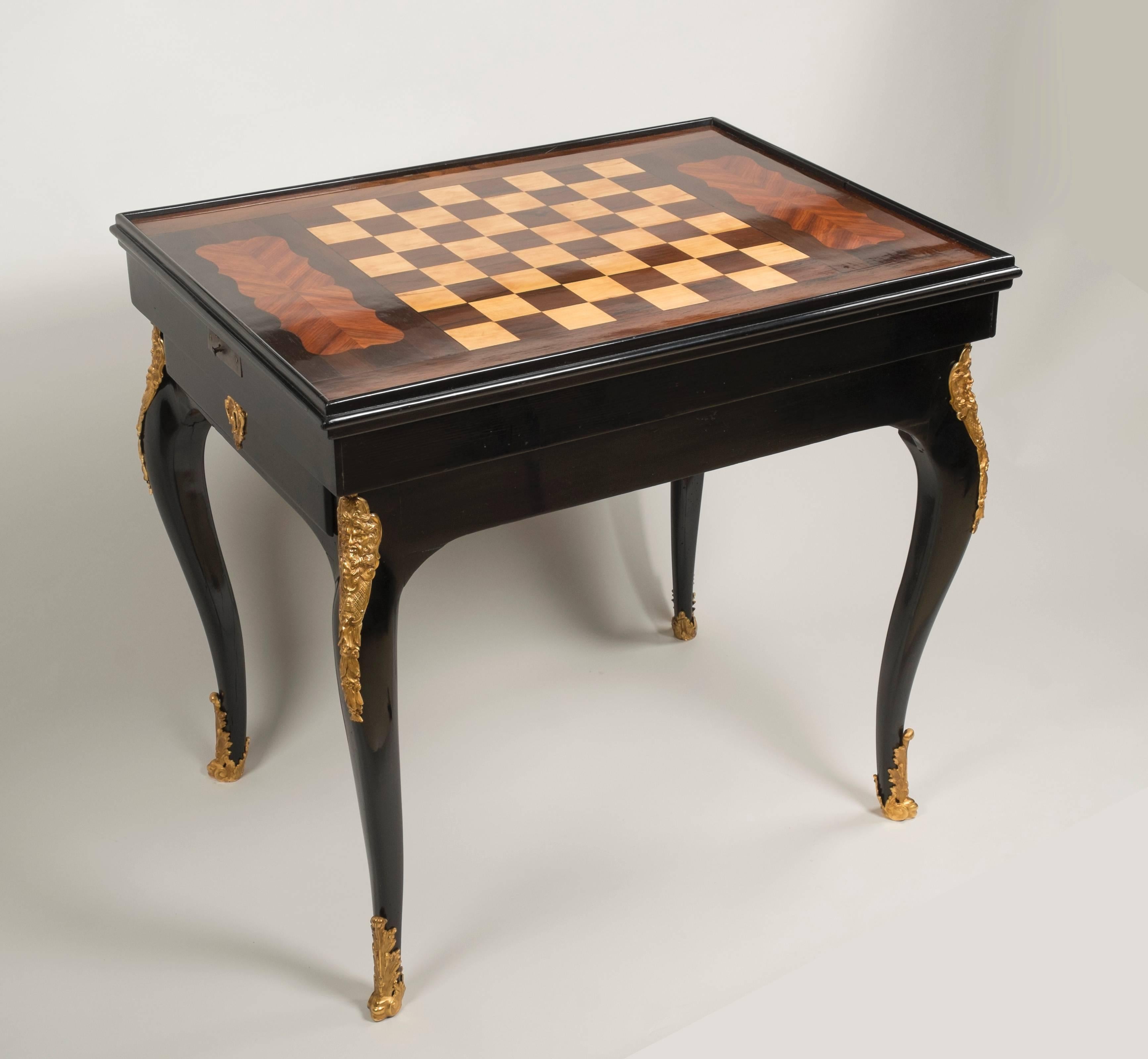 Game table (backgammon).
Darkened pear tree, rosewood, tulipwood, bone and tinted bone.

Parisian work from the Regency period.
