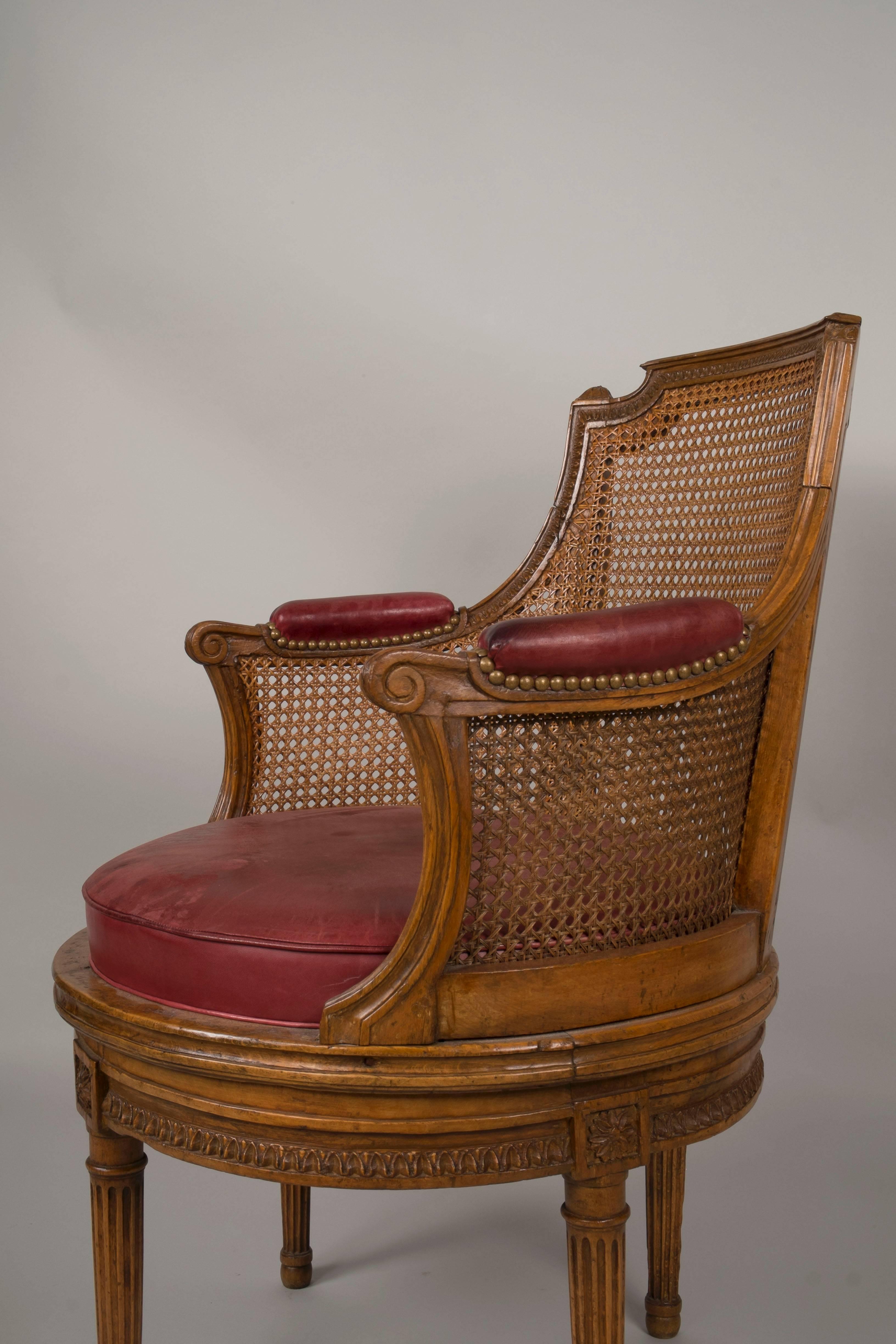 French Transition beech fauteuil de bureau, its seat is rotating.

Work stamped by Claude Sené, Maître on the 31st of July 1769.

Dimensions:

92 cm H x 65 cm D.
