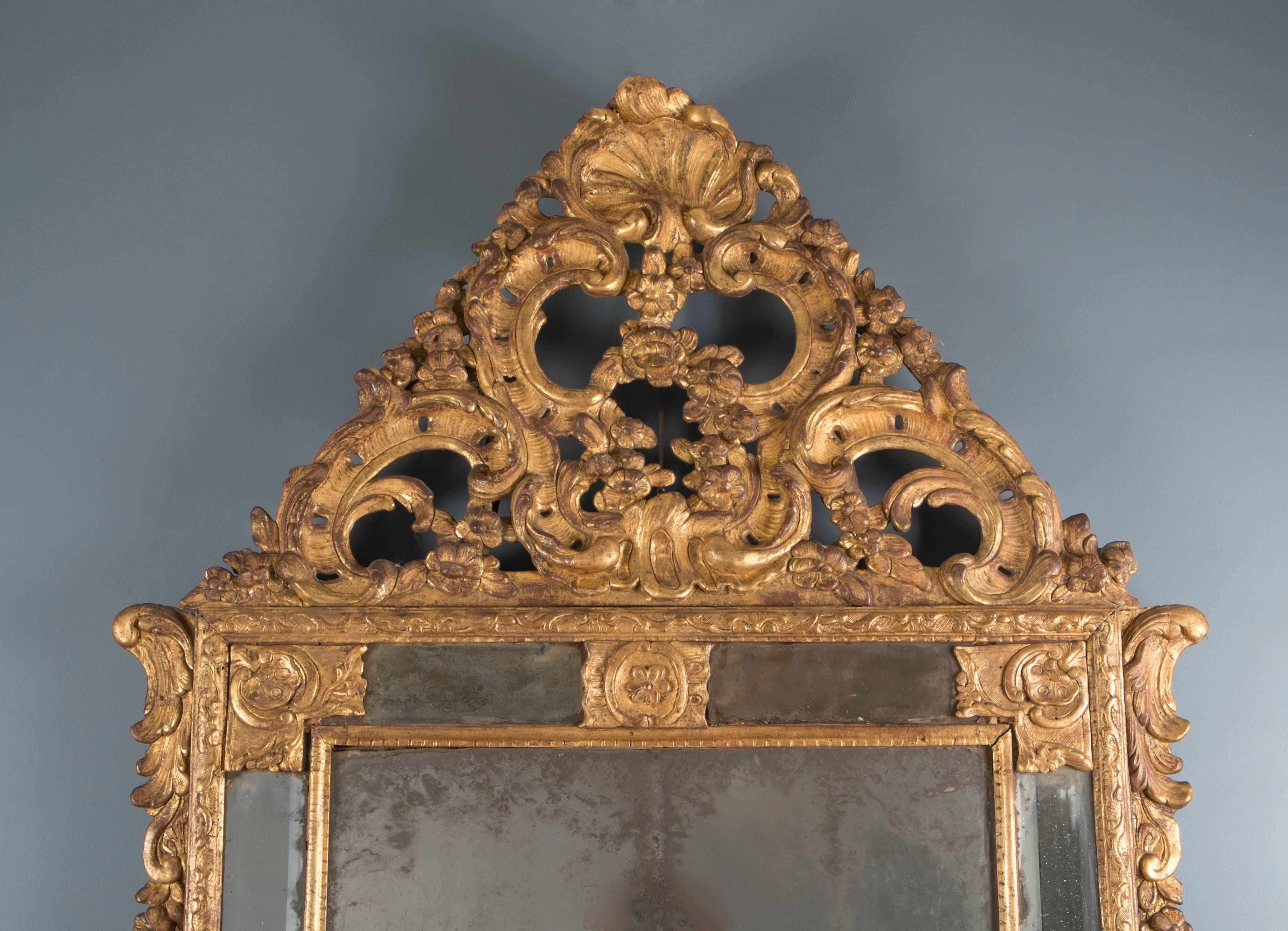 French Regency giltwood mirror with sculpted pediment.
Work from the first half of the 18th century.
Dimensions:
135cm H x 90 cm L.