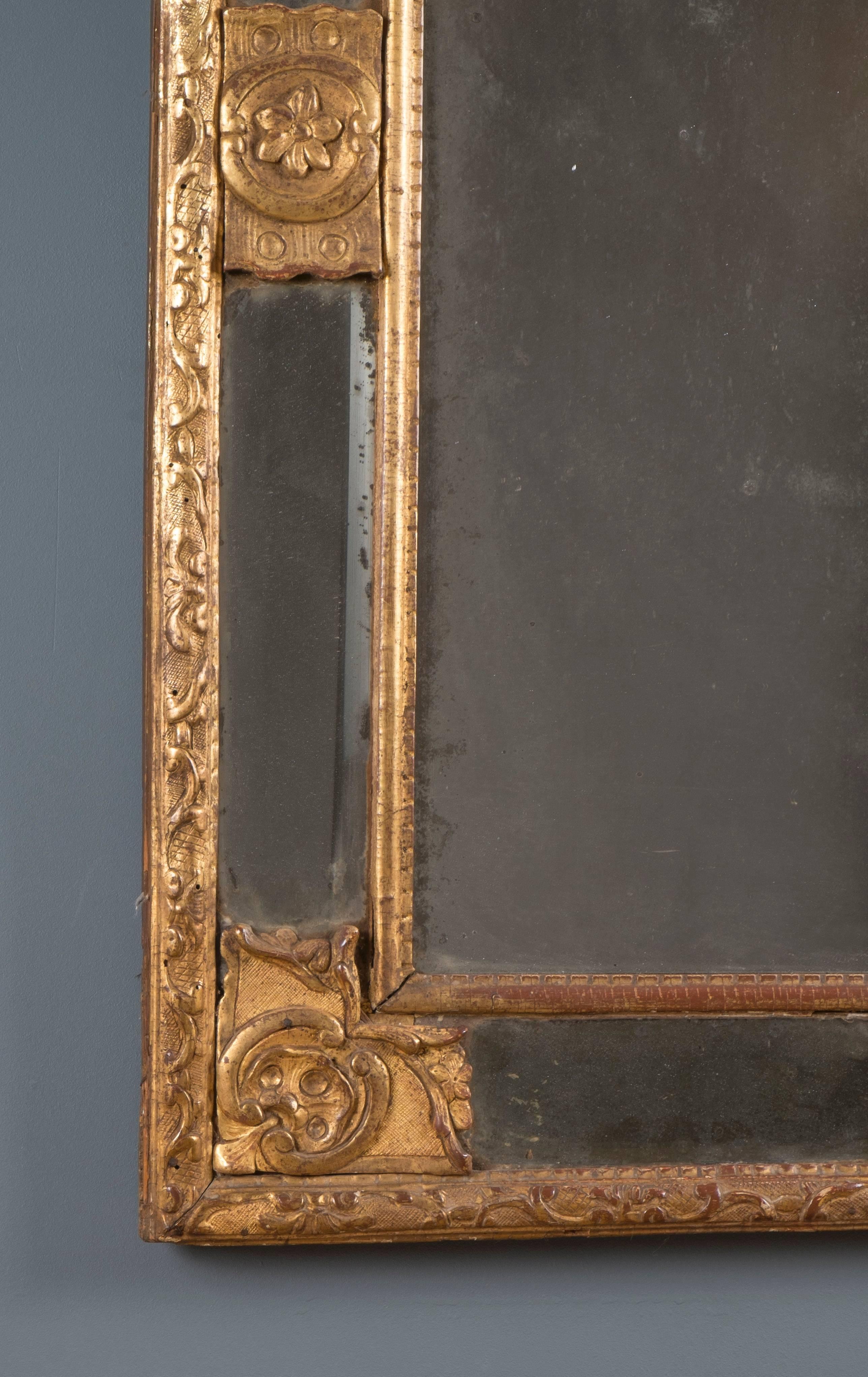 French Regency Mirror with Pediment In Excellent Condition For Sale In Paris, FR