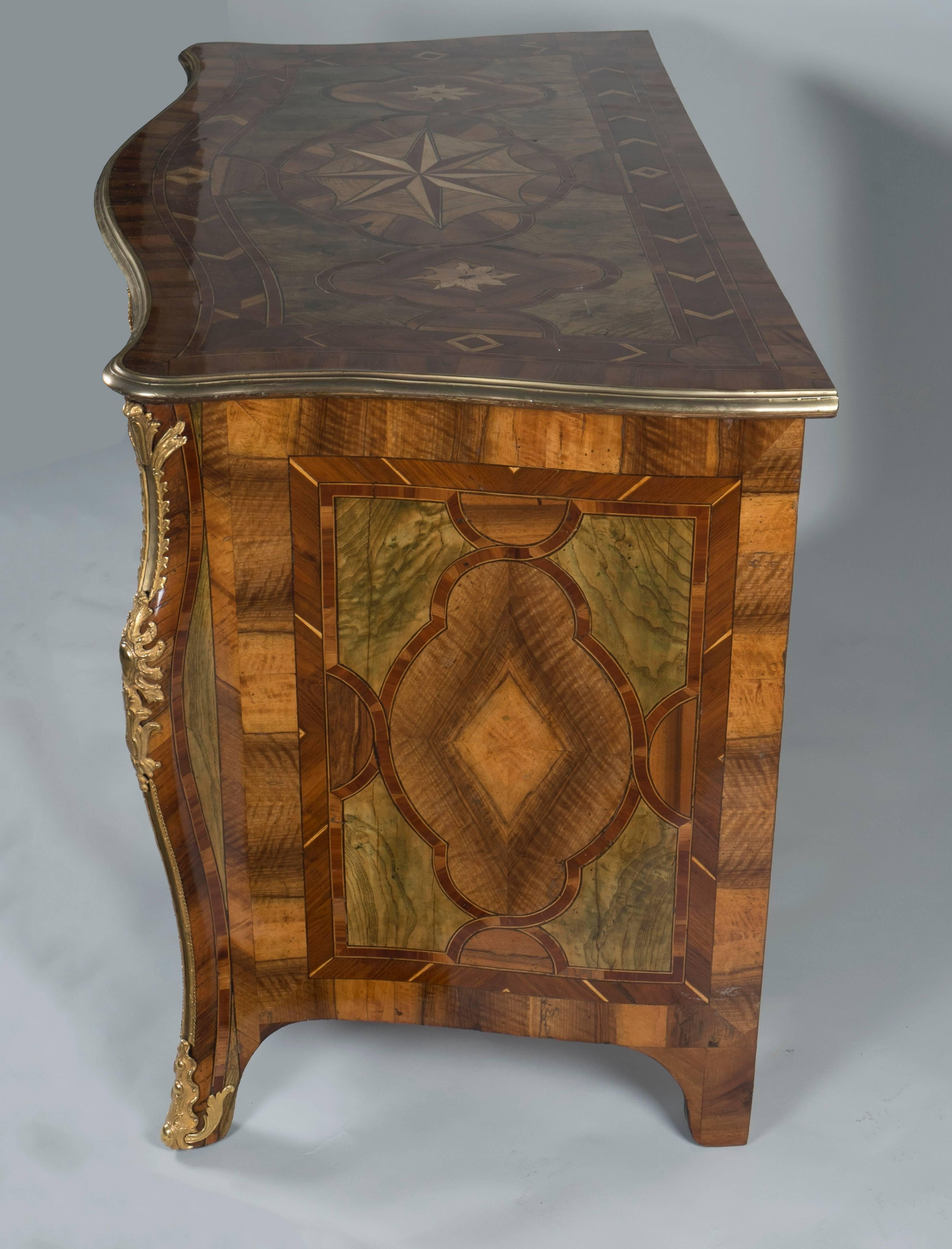 This commode opens by three curved rows of drawers made of tainted green ash, sycamore and ornamental plum tree.

Work from the French "Régence" period from Dauphiné.

Because of its rich marquetry, its architecture and the woods