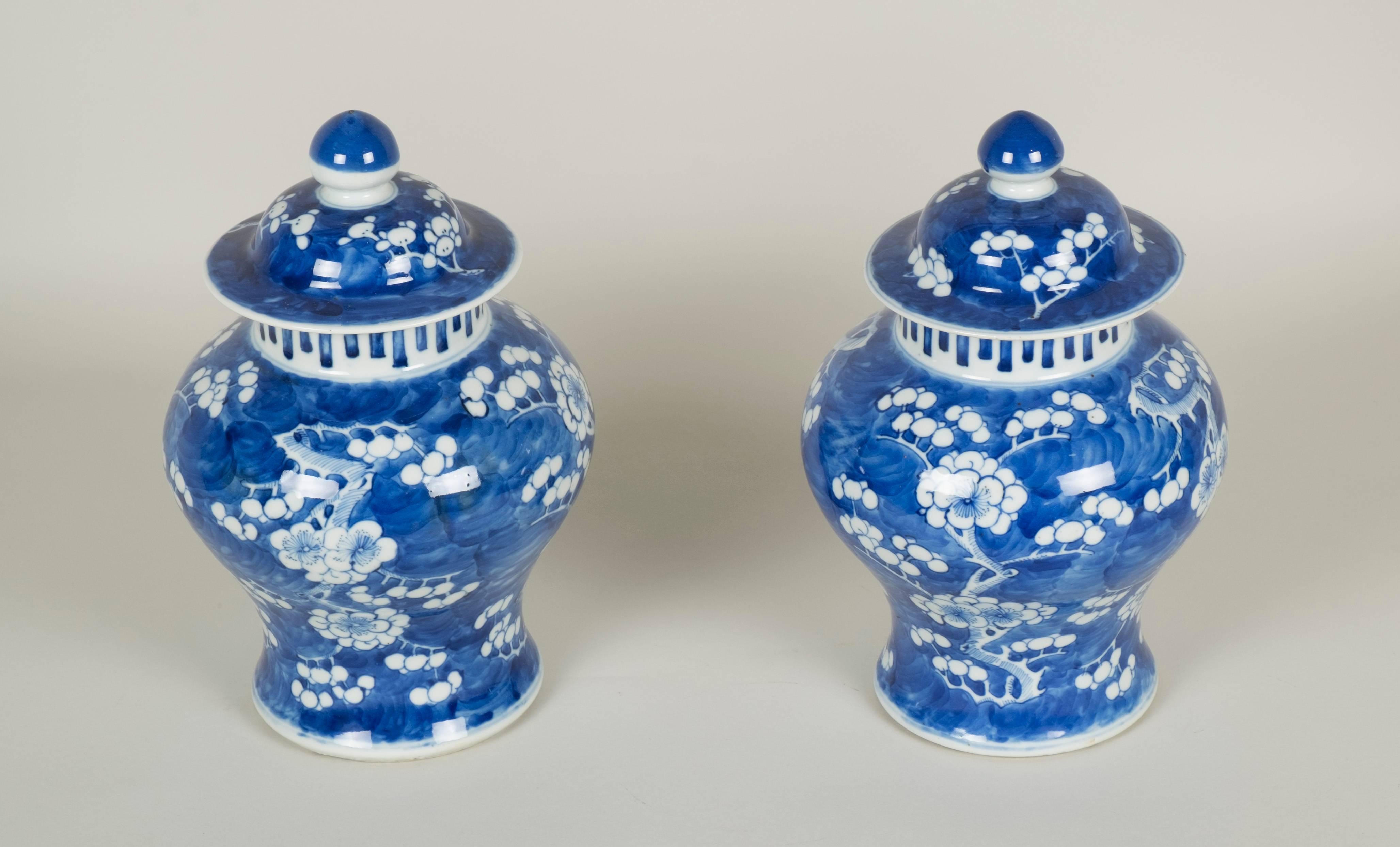Pair of Kangxi Vases In Excellent Condition For Sale In Paris, FR