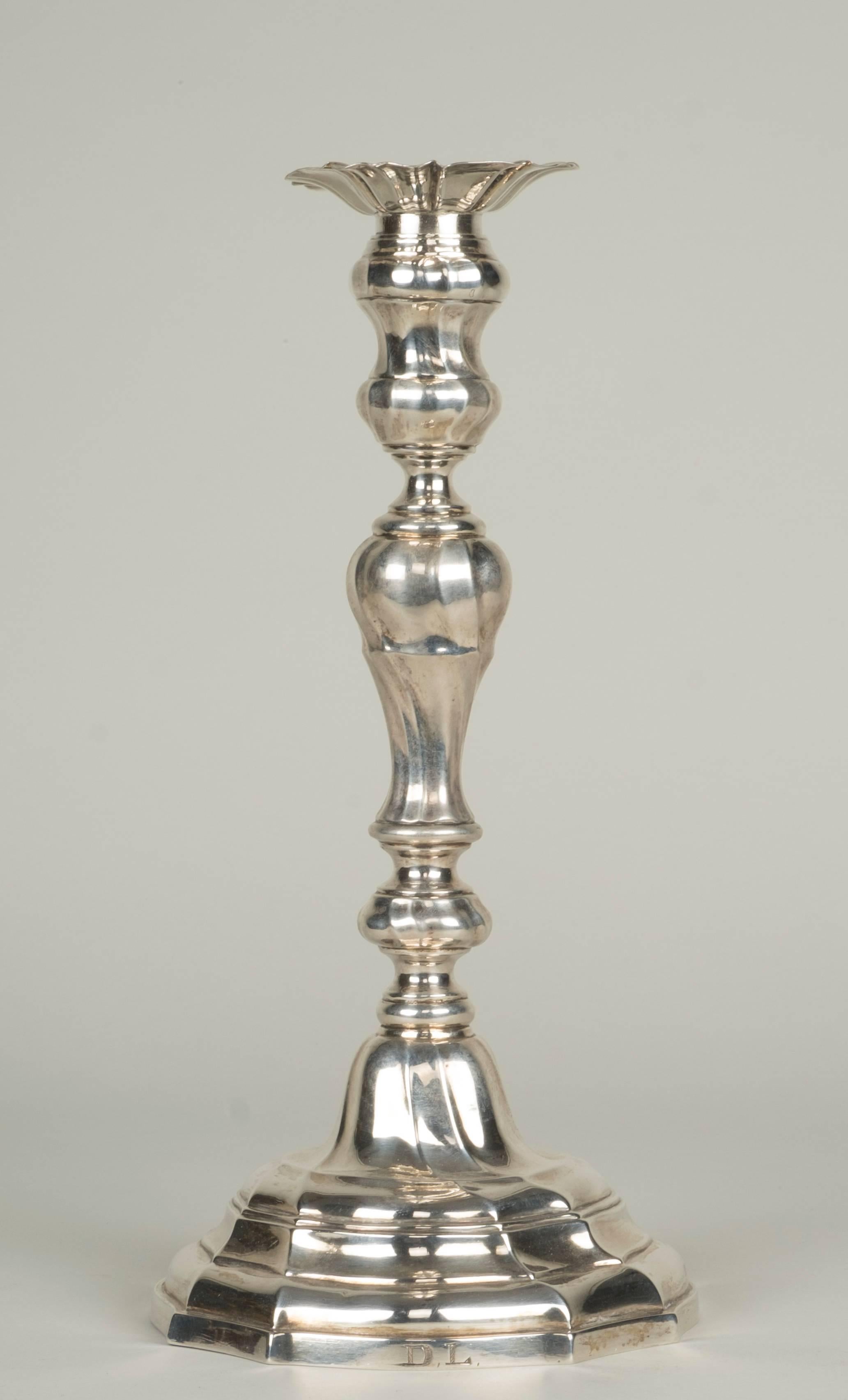 Pair of silver candlesticks
Belgian work from the second half of the 18th century, Master-Goldsmith: ATH
Dimensions:
27.5 cm H x 13.5 cm D
Weight:
450 g.