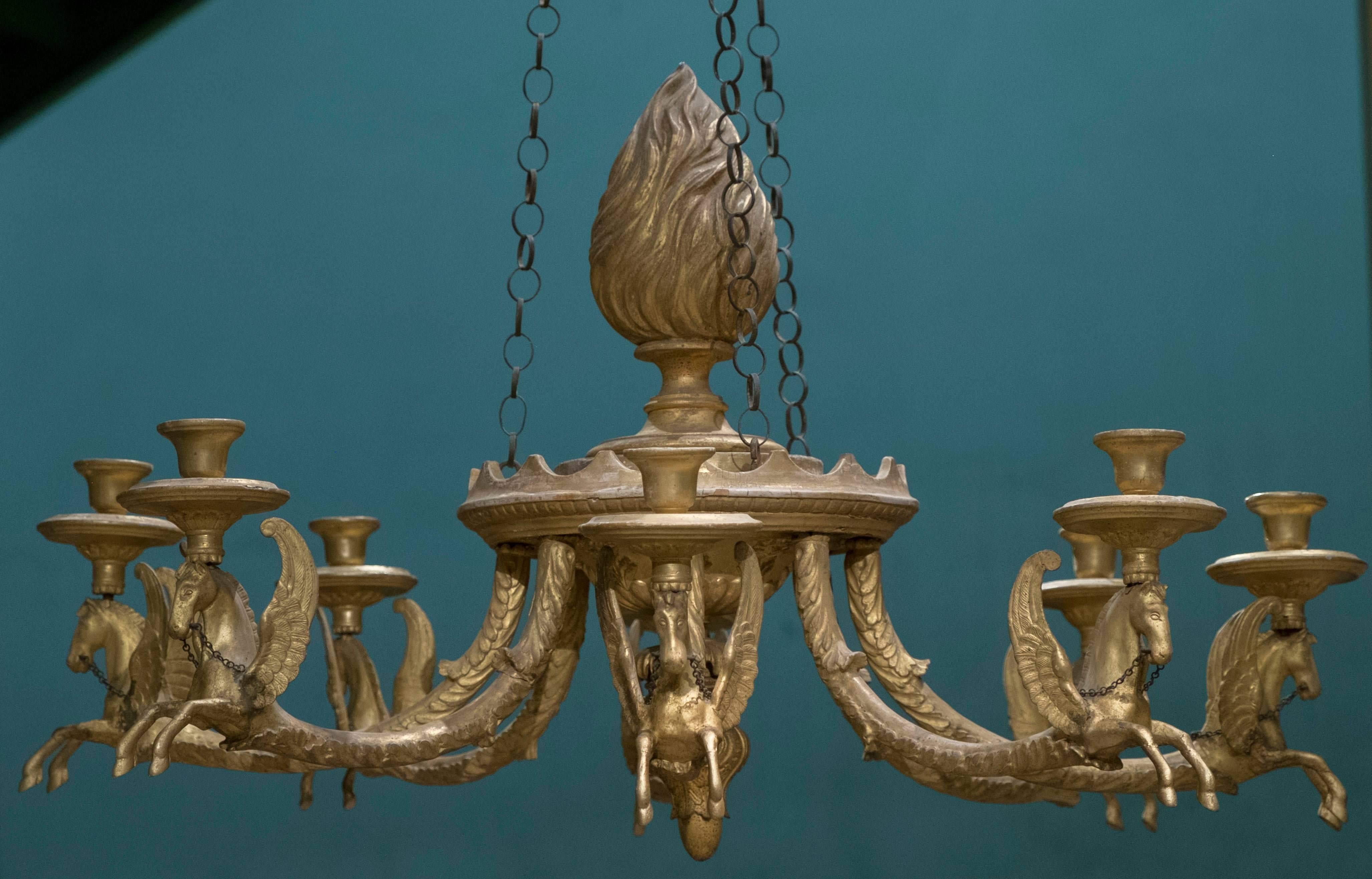 Neoclassic gilt and sculpted wood chandelier with eight lights
Italian work from neoclassical period

Dimension
102 cm H x 86 cm D

Provenance:
ex-Malicorne castle collection.