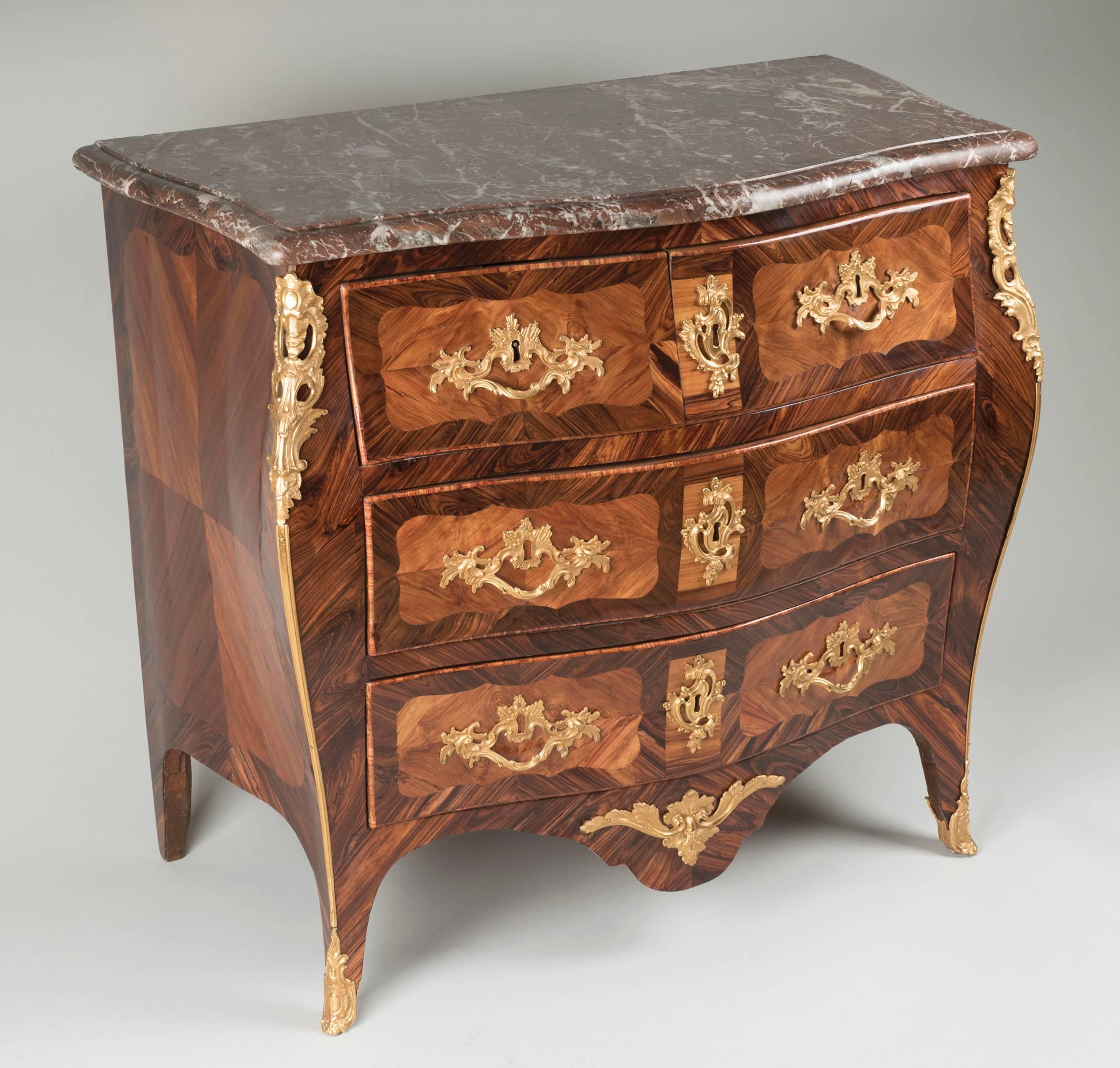 Kingwood and tulipwood curved commode with chiseled gilt bronze

Parisian work from the Louis XV period stamped by Leonard Boudin, reçu maître on march 4th 1761