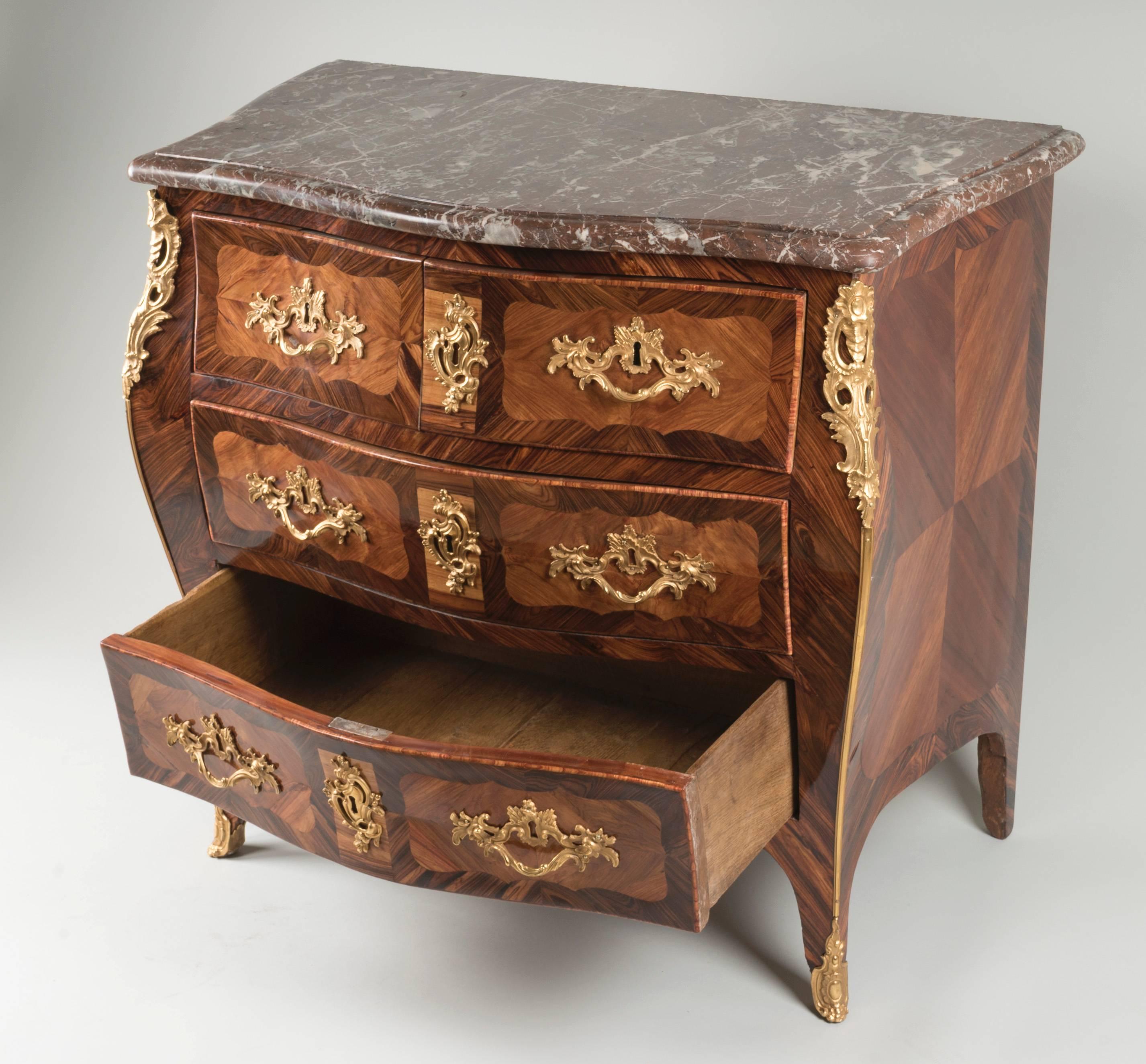 Louis XV Commode Stamped by Leonard Boudin In Excellent Condition For Sale In Paris, FR