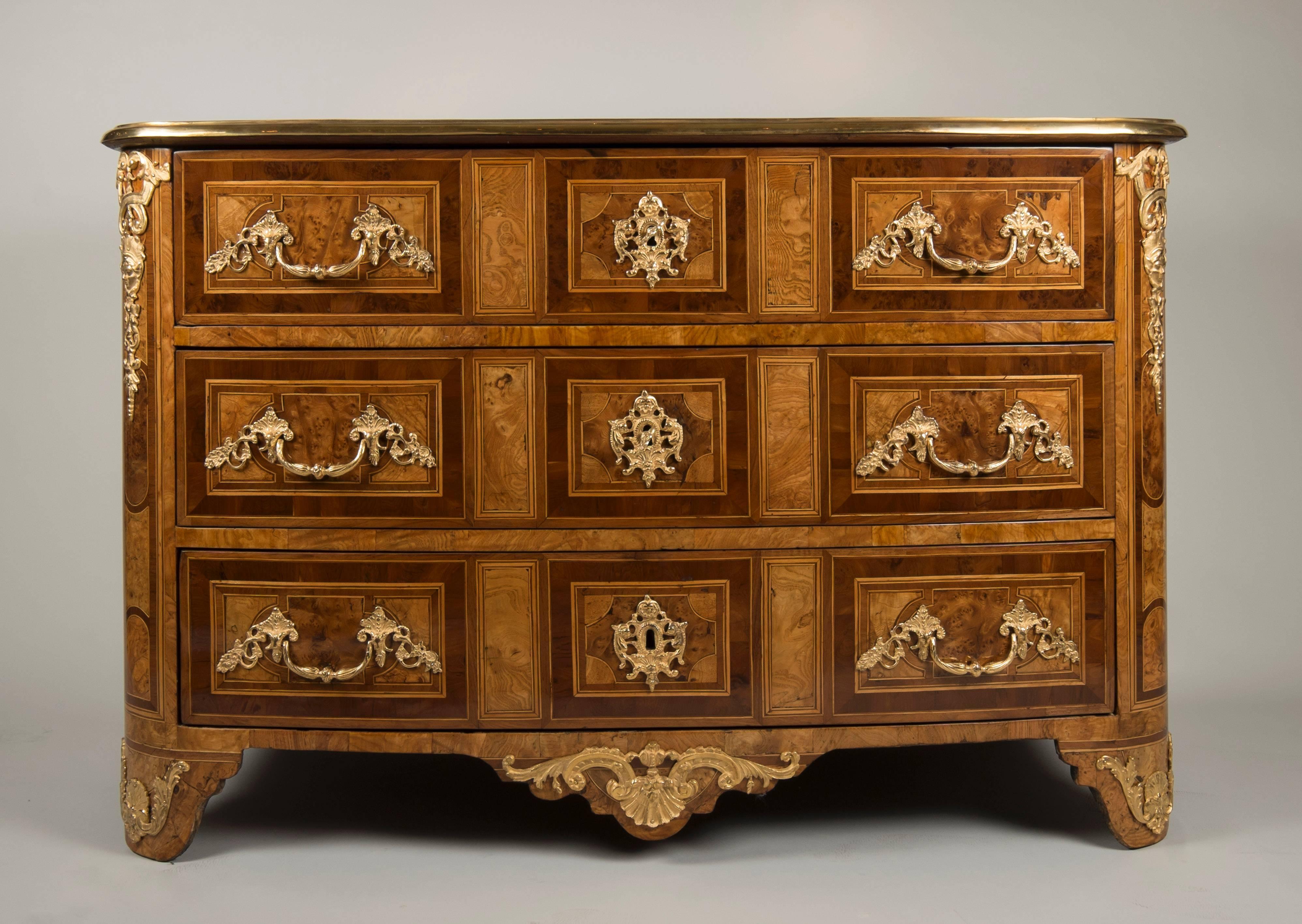 Commode inlaid with burr amboine, walnut, olive tree, ash tree
Bronze ornament.

Work from the Dauphinois attributed to Thomas Hache (1664-1747).

Dimensions : 83 x 130 x 66 cm.